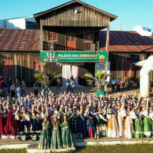 Encontro Estadual de Soberanas reúne charme e tradição na 17ª Fenachim com participação de mais de 40 cortes