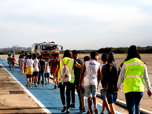 Alunos do Oscar Cordeiro visitam Aeroporto de Macaé