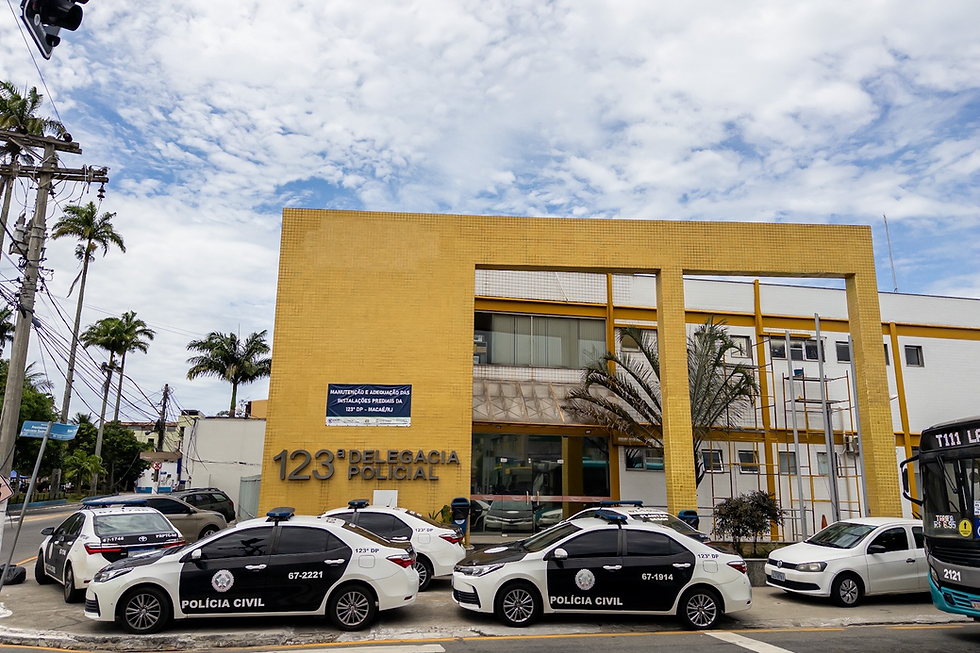 HOMEM É PRESO PELO SEGURANÇA PRESENTE POR ATO OBSCENO (NU NA RUA)