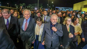 Lula, governadores e ministros descem rampa do Planalto e caminham juntos até a sede do STF