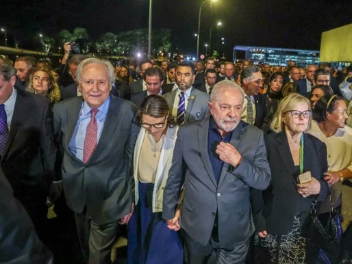 Lula, governadores e ministros descem rampa do Planalto e caminham juntos até a sede do STF