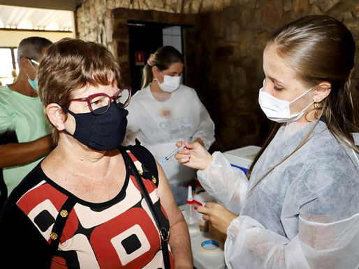 Pessoas com 50 anos começam em Rio das Ostras a receber 4ª dose da vacina contra a Covid-19