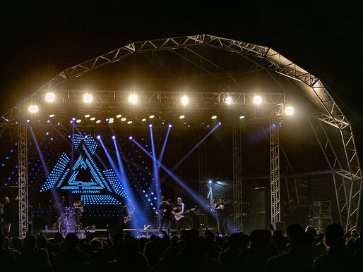 Expo Macaé 2022: show de Eli Soares reúne fiéis na primeira noite