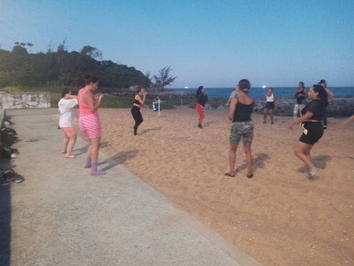 Macaé: Zumba agita a orla da praia da Imbetiba em Macaé