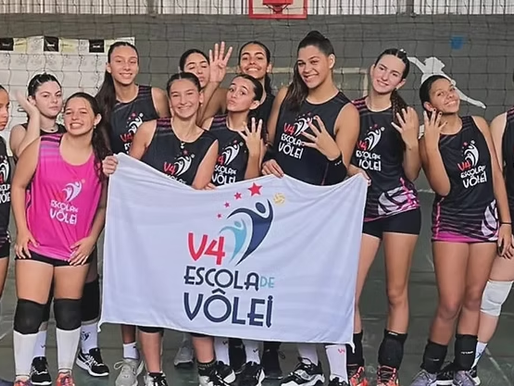 A V4 Escola de Vôlei Macaé, nesta terça-feira (16), volta a jogar com o Flamengo, pelo Campeonato Estadual Feminino Sub-15