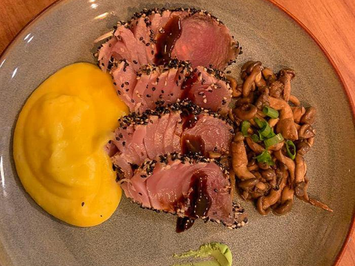Atum selado em crosta de gergelim com shimeji na manteiga e purê de mandioquinha