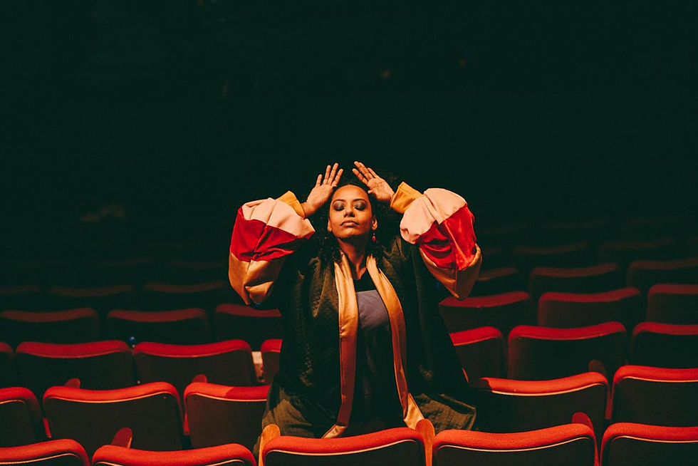 Thati Dias faz da música um espaço para poesia, reflexão e humor