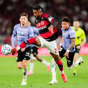 Jogadores do Flamengo detonam o gramado do Maracanã