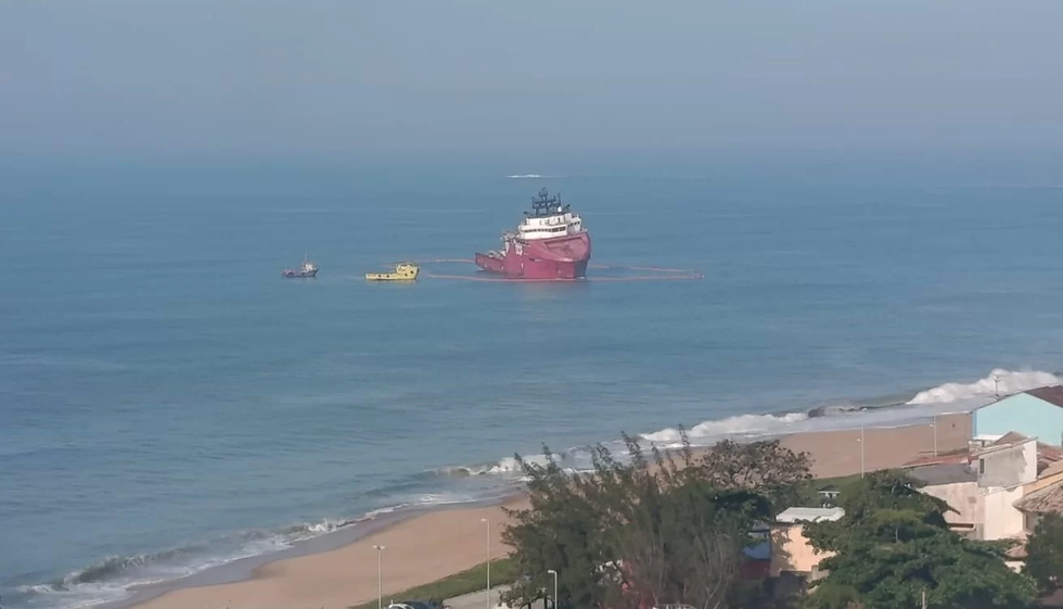 Embarcação Scandi Amazonas encalha orla de Macaé após colisão e sindicatos acompanham investigação