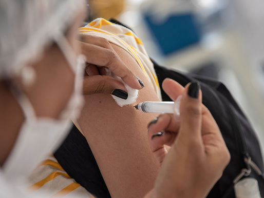 Macaé inicia 2ª dose de reforço para idosos a partir de 80 anos