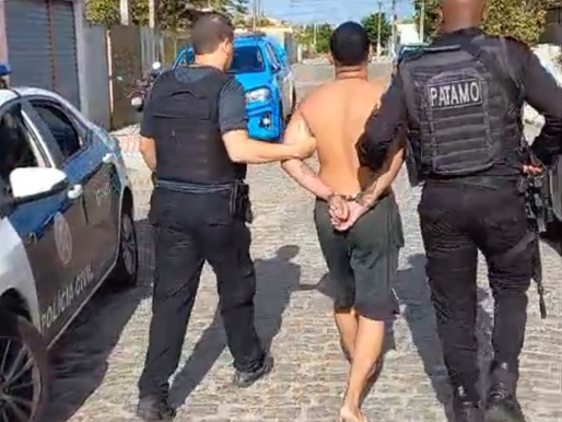 Operação conjunta do 32º BPM e 130ª DP prende líder de facção criminosa com mandado de prisão por homicídio; submetralhadoras e drogas foram apreendidas