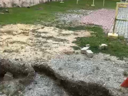 Moradores da Imbetiba, em Macaé, revoltados por um grande buraco em frente a escola