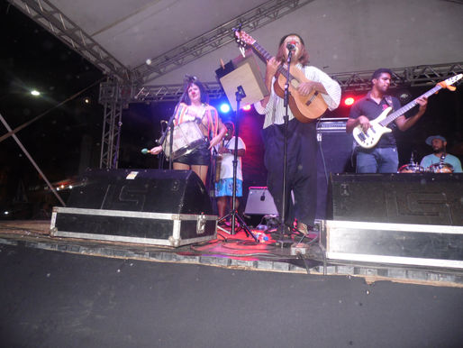 Neste domingo de carnaval público lotou a Praia da Imbetiba com grande animação