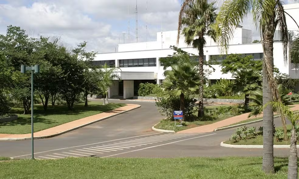 Embaixada e consulados dos EUA retomam atendimentos após suspensão por 'possível ameaça'