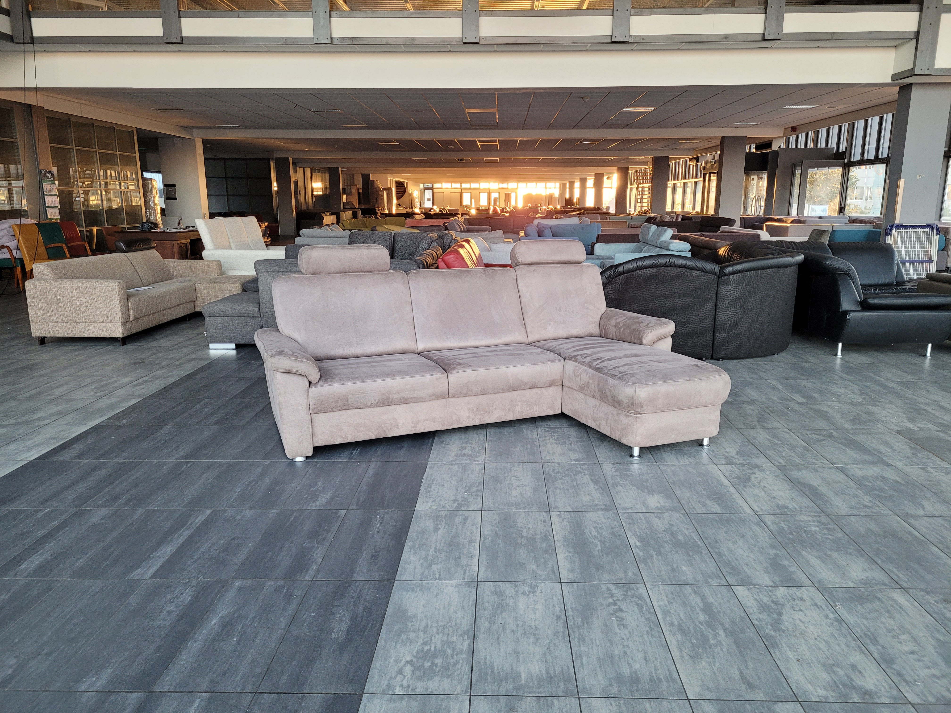 ❇️️ OUTLET taupe suede hoekbank 250x160 | BEZORGEN