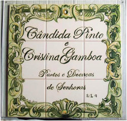 Placa pintada a diversos verdes