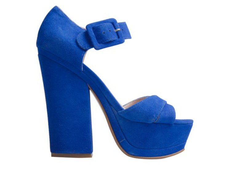 sapato azul salto grosso