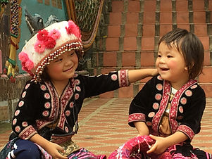 Enfants en habit de cérémonie à Ching Mai