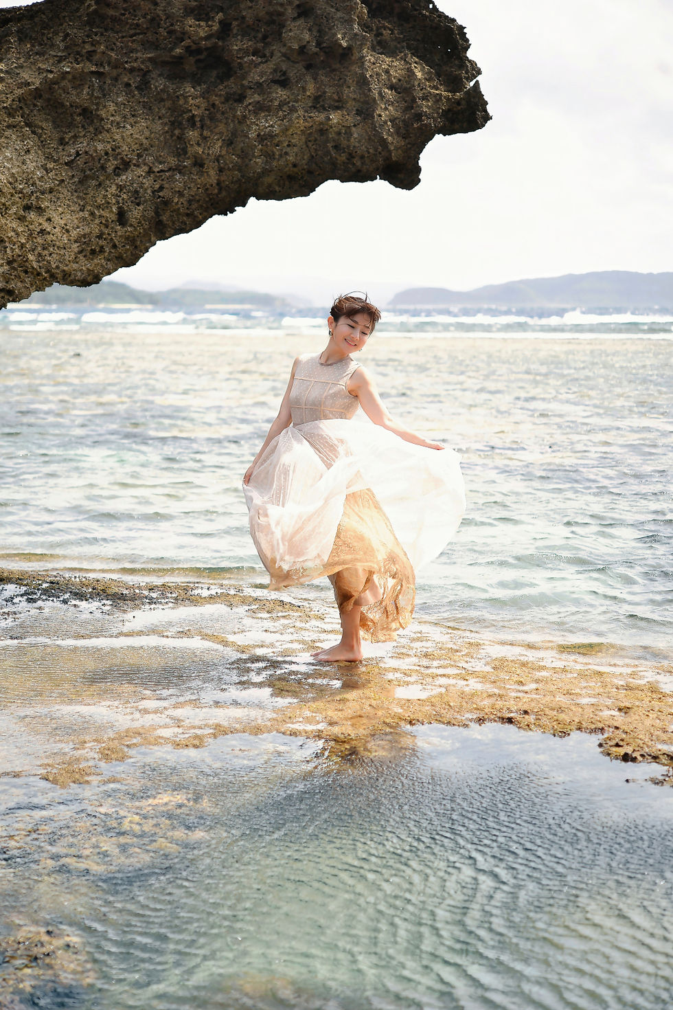 西表島の干潟に現れる隠されたスポットでの女性のロケーションポートレート写真