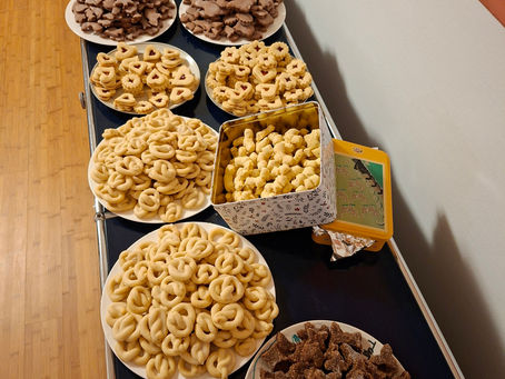 Verschiedene Kekse auf Tellern