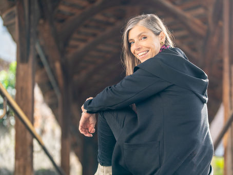 In einer überdachten Brücke sitzende Frau