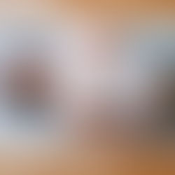 Une femme fait de la relaxation et du yoga