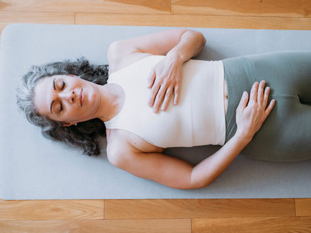 Une femme fait de la relaxation et du yoga