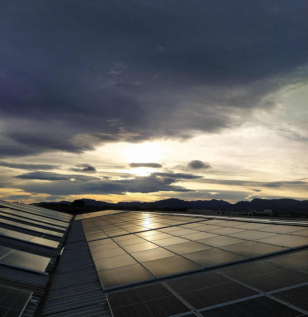 es una imagen de una instalacion fotovoltaica en la senia mientras se esta poniendo el sol con esta instalacion el cliente consiguio ahorrar mucho dinero em sus facturasd de luz
