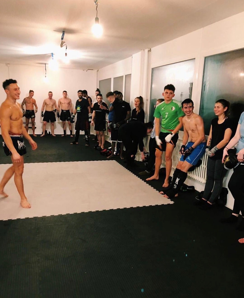 Carlos mit Freude nach einem erfolgreichen Training mit den Athleten.