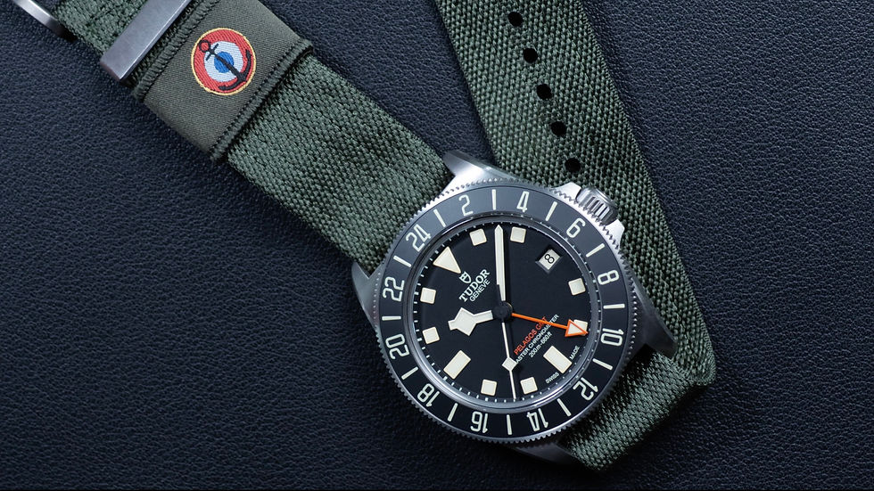 Wer die Schlaufe mit dem MN Symbol nicht mag, kann dies von der Tudor Pelagos FXD GMT Marine Nationale entfernen.