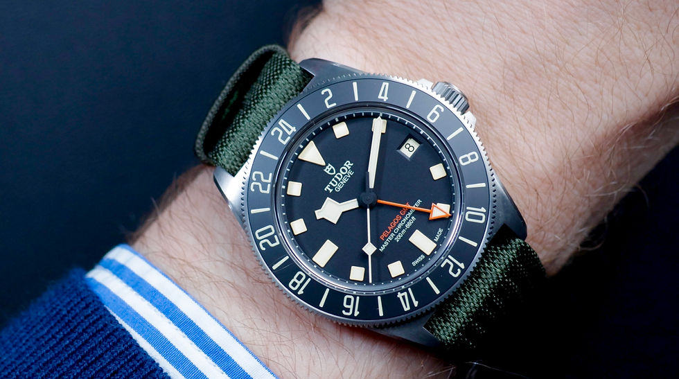 Am Handgelenk trägt sich die neue Tudor Pelagos FXD GMT Marine Nationale, genauso gut, wie der blaue Diver.