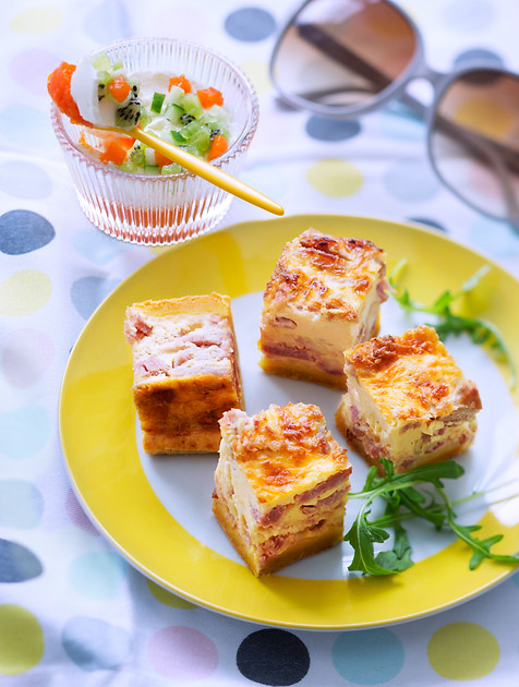 Quiche en cubes et sa verrine de gele¦üe de poivrons rouges, concombre kiwi et mascarpone.