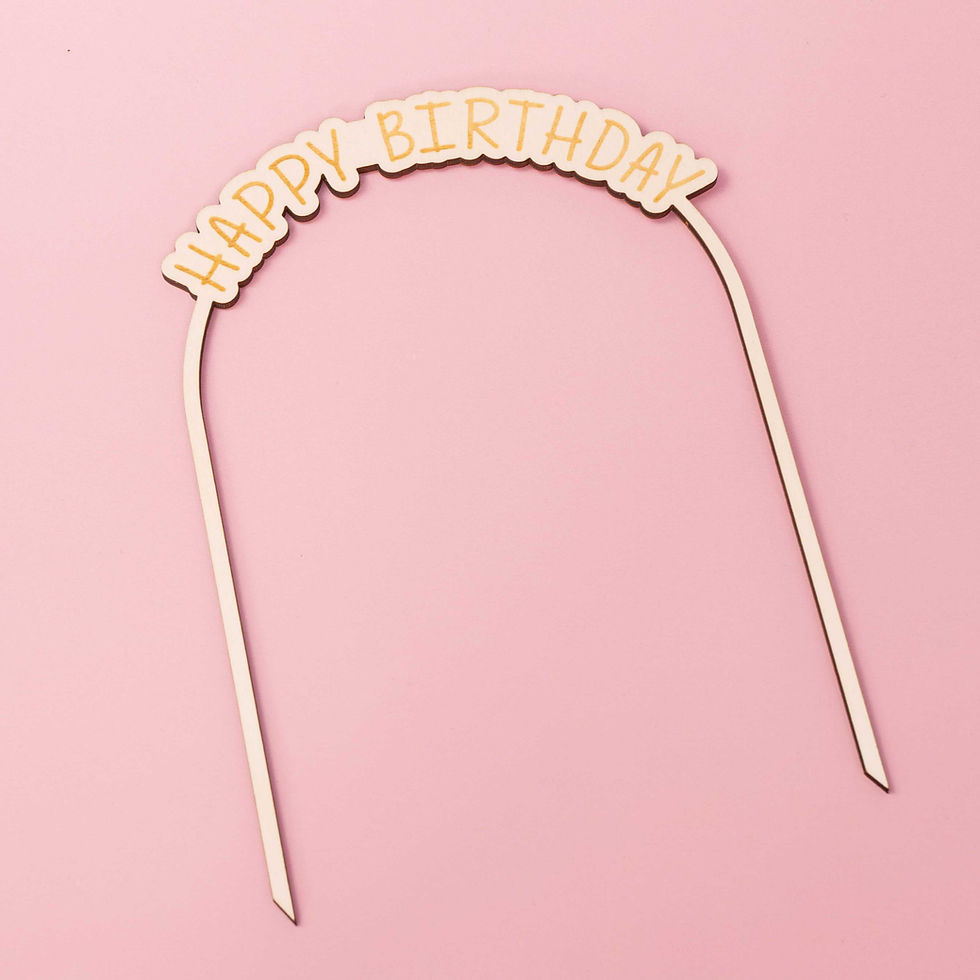 Cake Topper mit Handschrift "Happy Birthday" als großen Holzbogen.