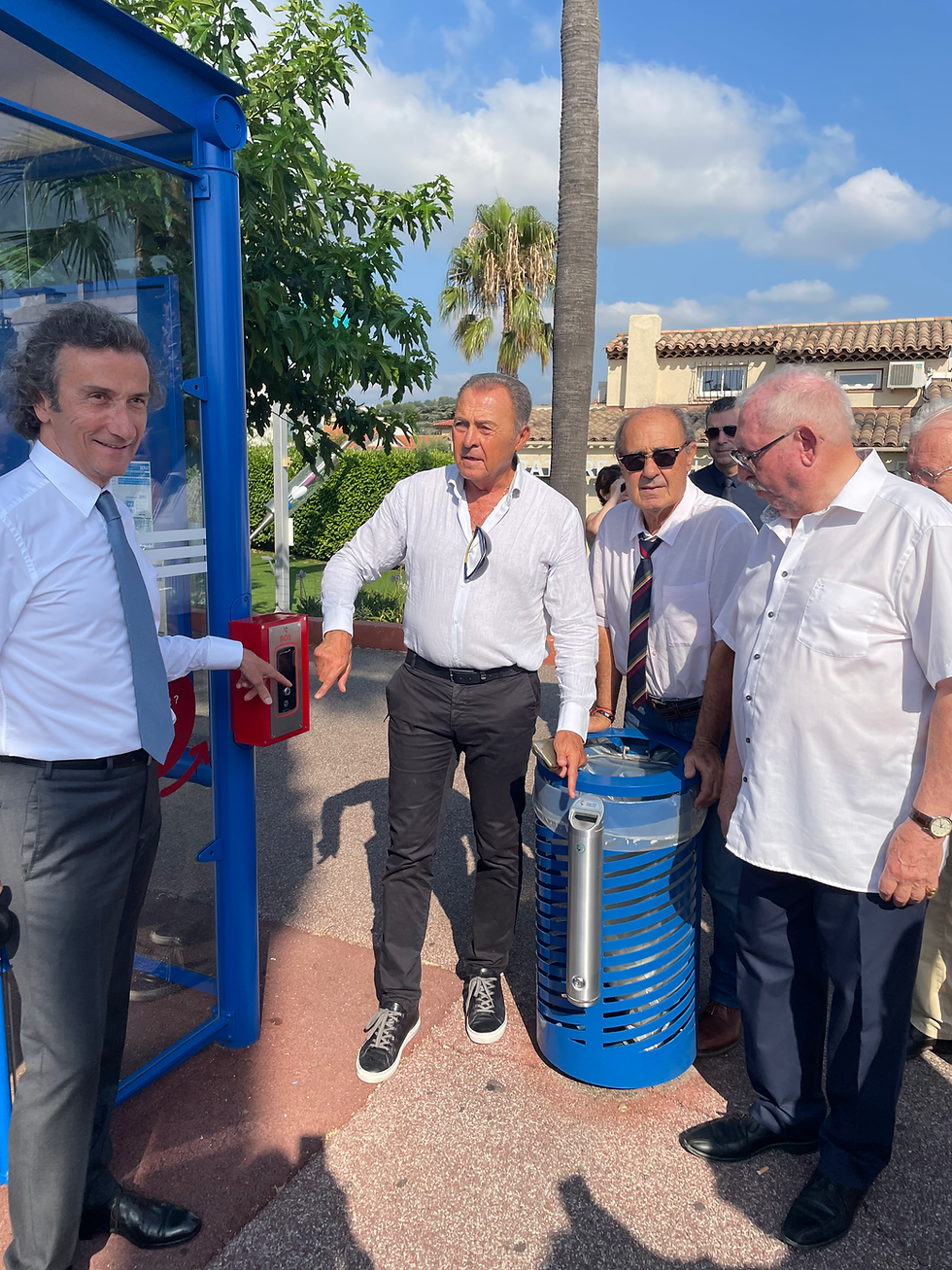 A Villeneuve Loubet, les Abribus® deviennent des abris protecteurs avec des points contact secours