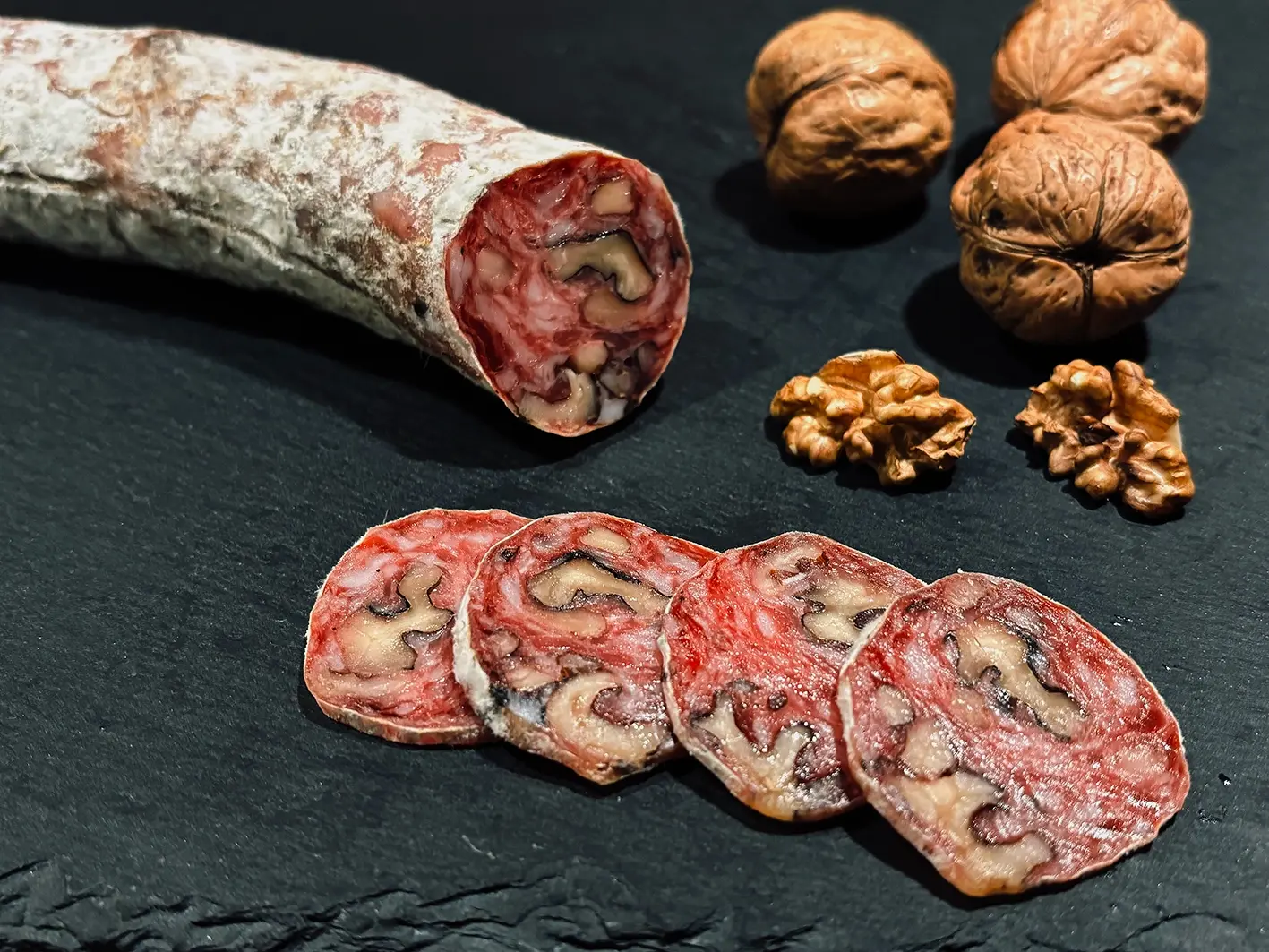 Saucisson sec artisanal aux Noix . Origine Auvergne