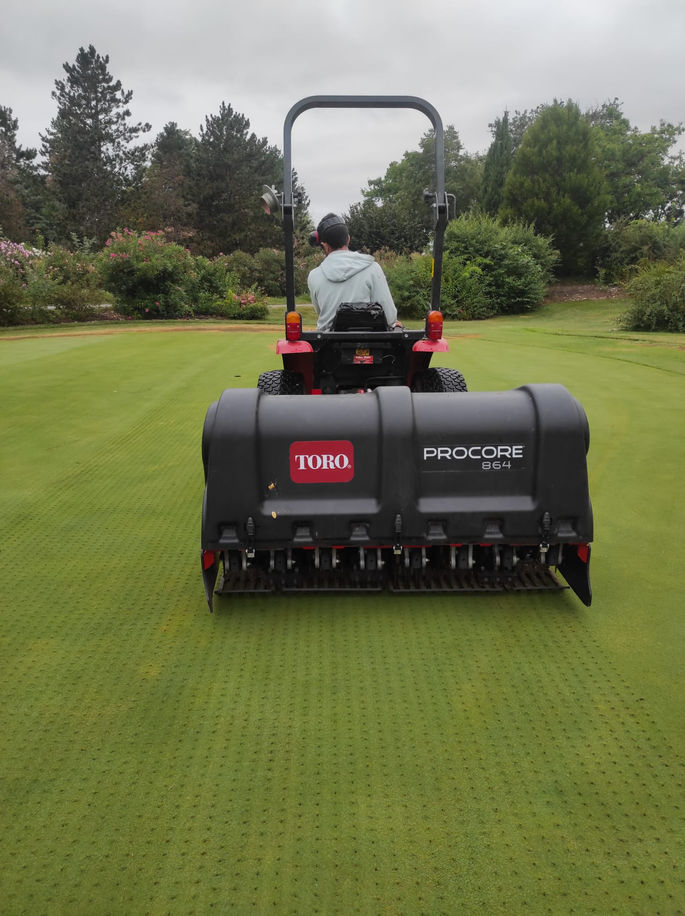 Travaux d'aération d'un terrain de Golf