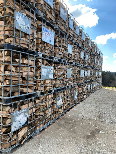 Bois de chauffage sur palettes