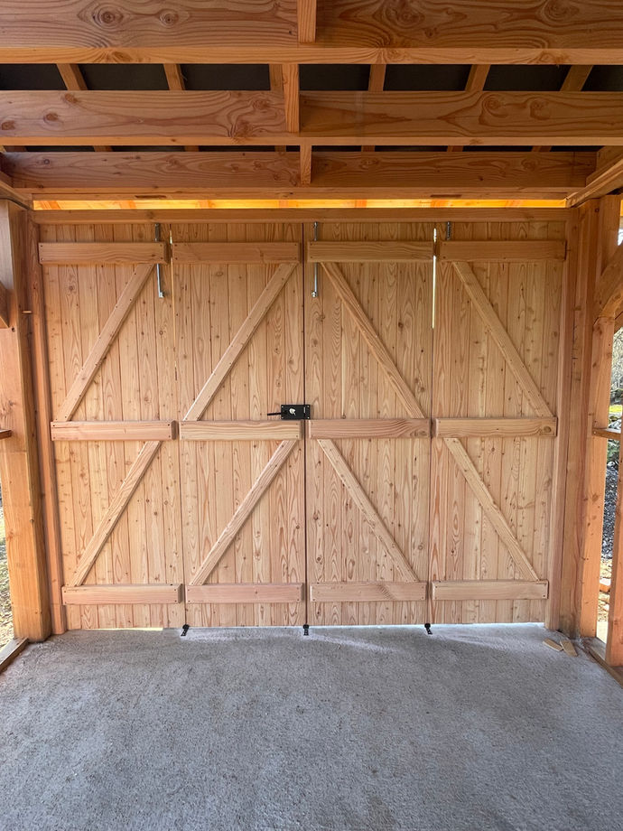 Fabrication d'une porte de garage en bois à Marcillac La Croisille