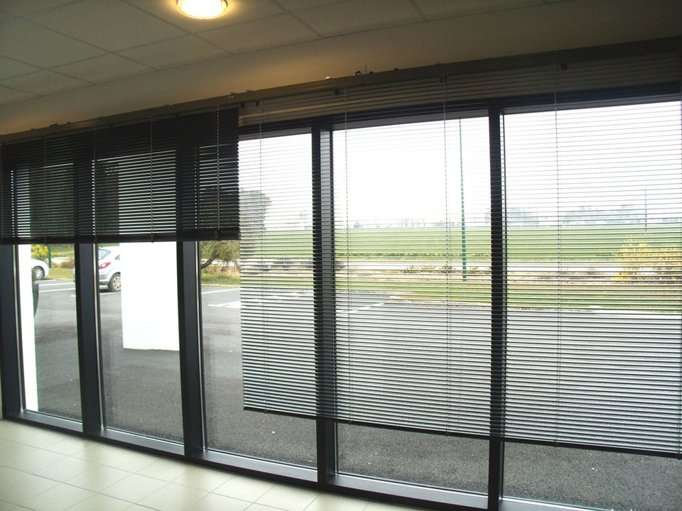 STORES D(INTERIEUR A BAIE C FENETRE BRIVE