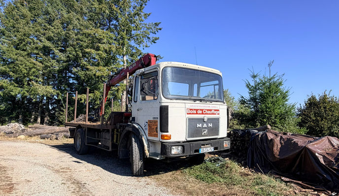 Notre camion et sa grue forestière