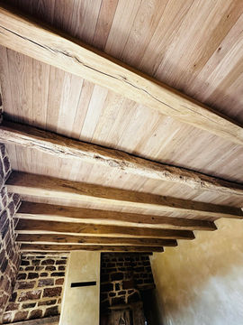 Plancher en bois massif sur poutres