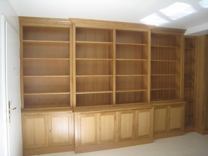 Bibliothèque en bois massif.