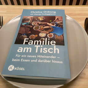 Elternbuch: Familie am Tisch