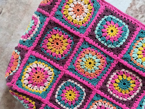 Neliöistä virkattu kesäkassi