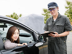 女性と整備士