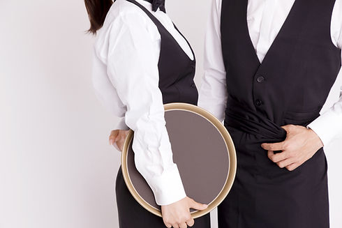 制服を着た男女