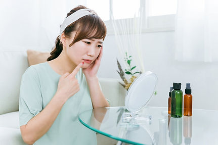 ニキビで悩む女性