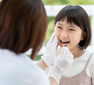 歯のチェックを受ける女の子