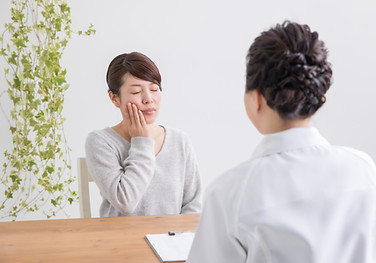 肌の相談をする女性