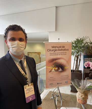 Dr. Lucca Ortolan Hansen no lançamento do Manual de Cirurgia Refrativa no qual escreveu um capítulo sobre cirurgia à laser.